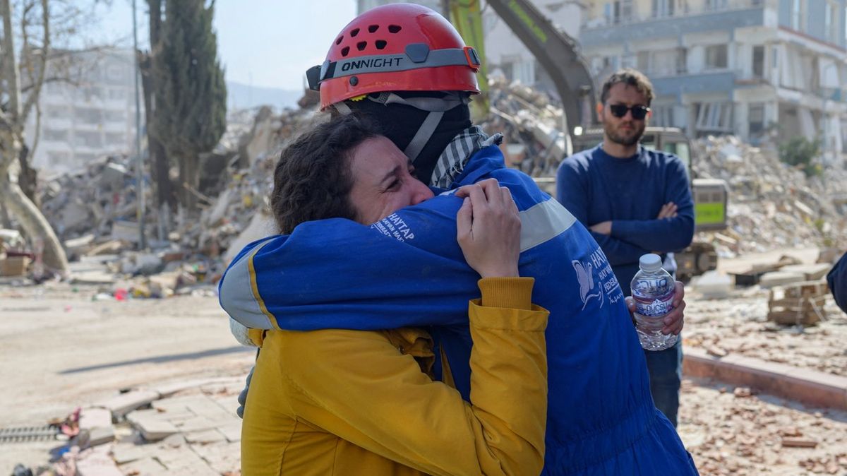 Turecký náboženský úřad pomáhá obětem zemětřesení. Poslal  tisíce koránů